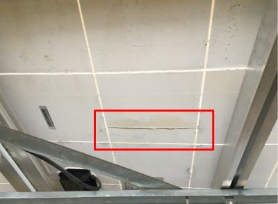 Rozpadnutí zadní strany panelu - vadný tedlar