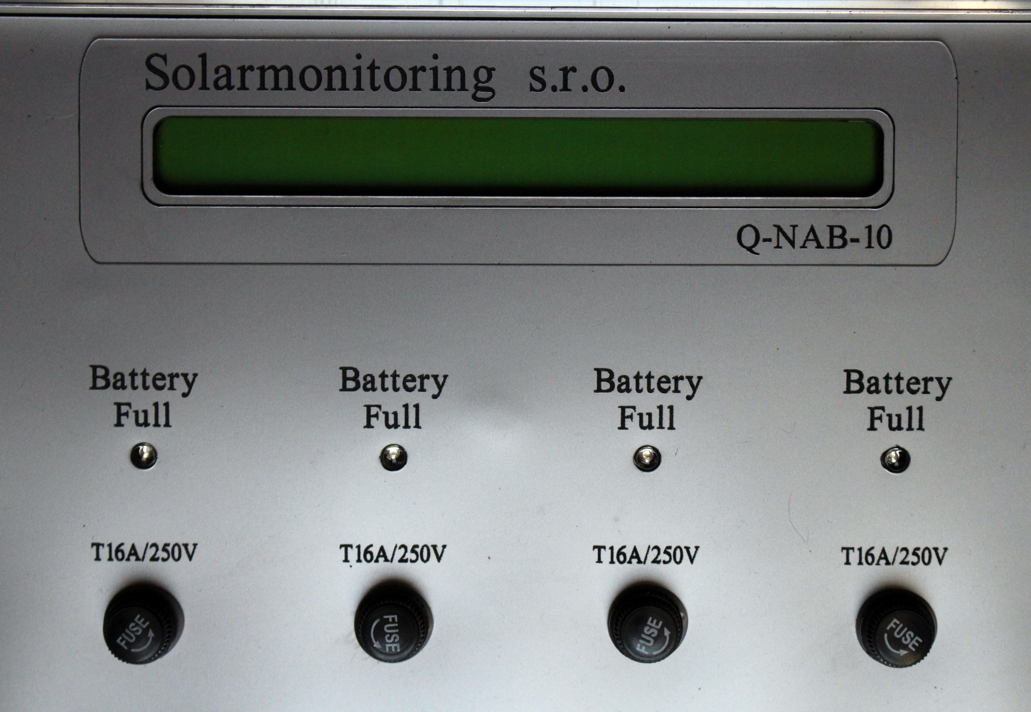 img.: Rychlonabíječka pro 10 baterií